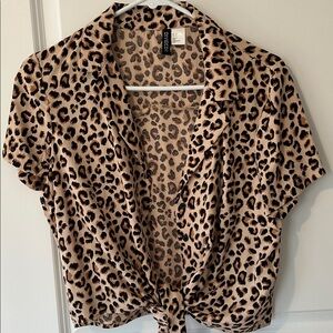 Animal print 3 button cropped blouse Tie front leopard print Top short sleeve